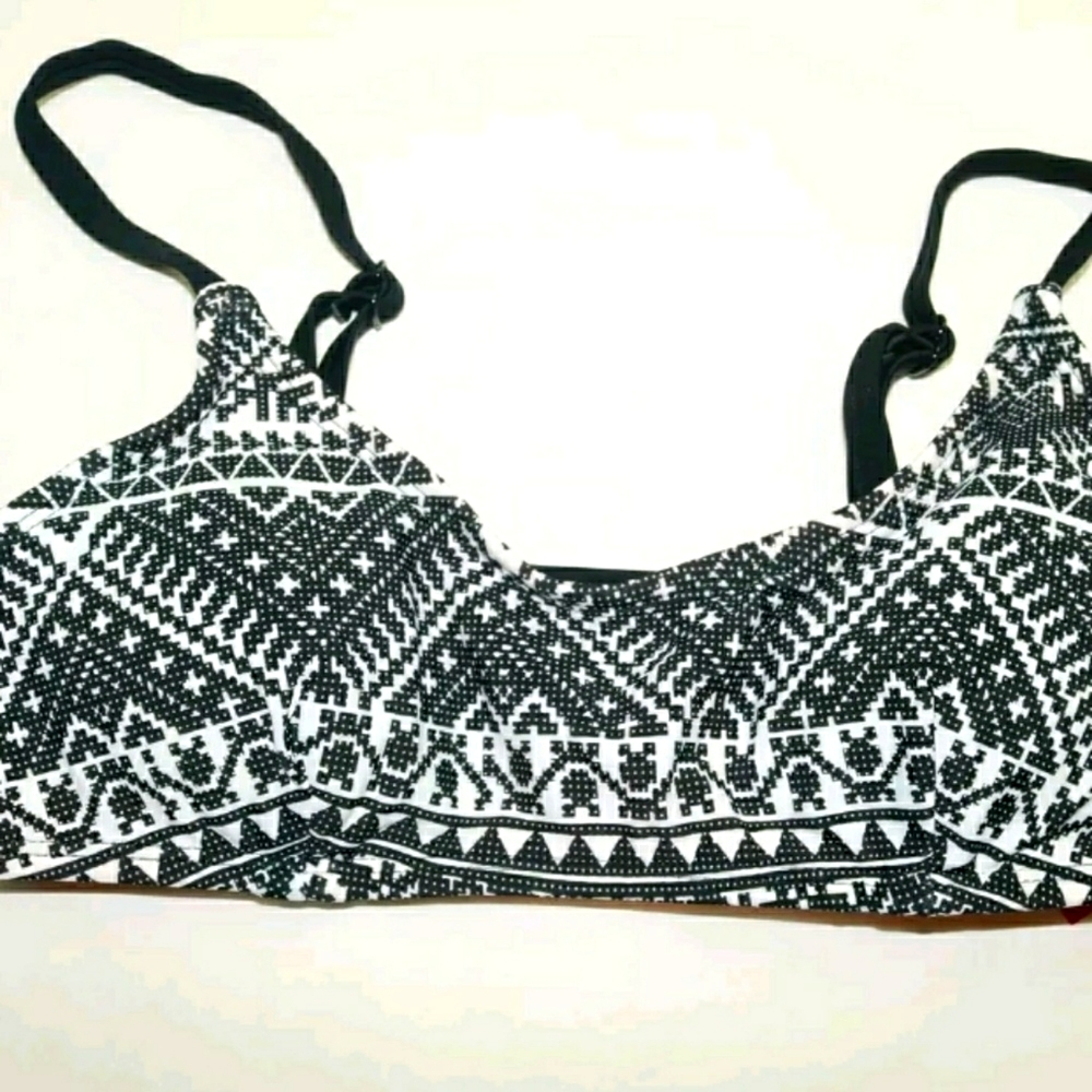 XHILARATION Strappy Caged Bralette